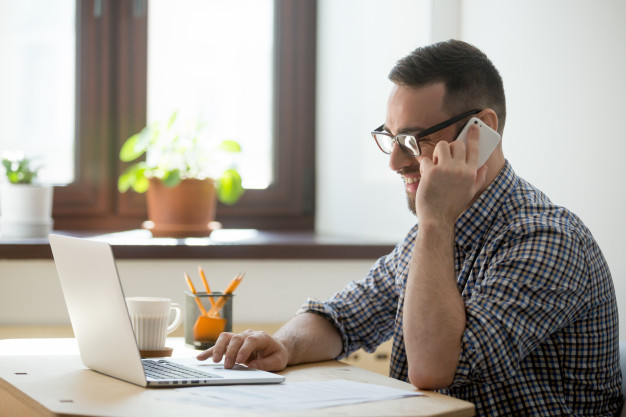 Imagem mostra um vendedor fazendo Inside Sales